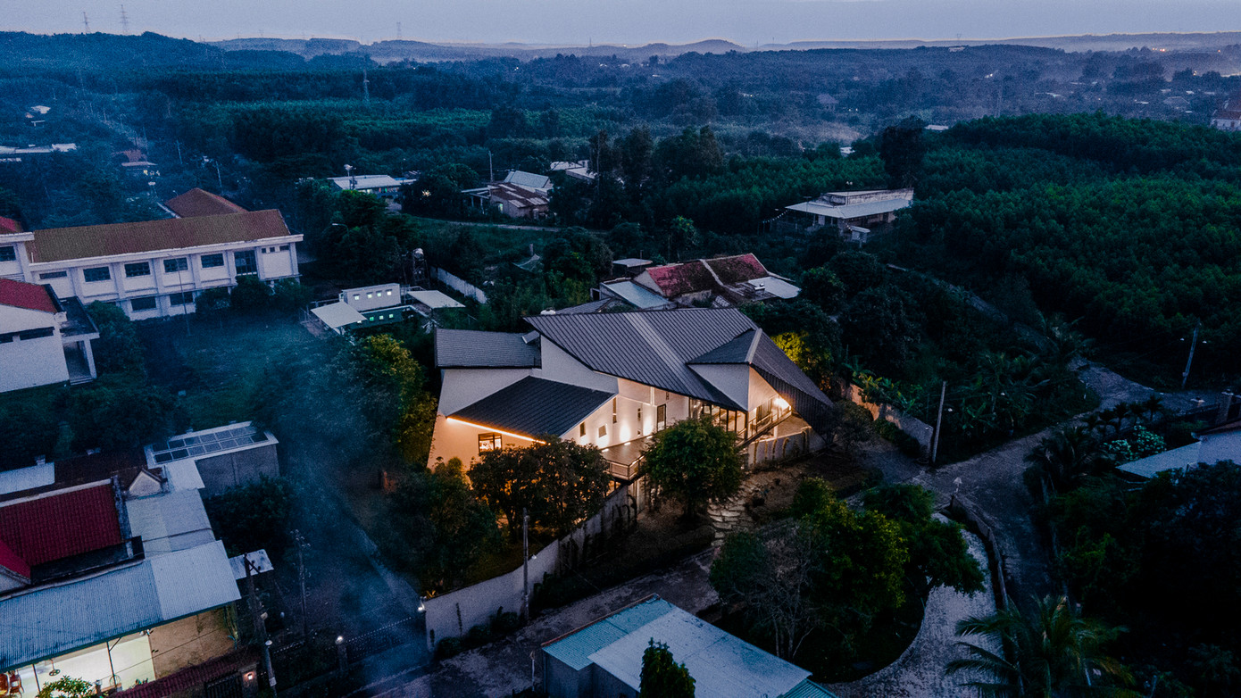 Trong văn hóa Việt Nam, giờ ăn là thời gian lý tưởng để cả gia đình quây quần bên nhau. Tuy nhiên, với công nghệ xây dựng cũ cũng như quan niệm tôn giáo, bếp và phòng ăn thường được bố trí ở phía sau nhà. Điều này vô tình tạo ra khoảng cách giữa các thành viên trong gia đình. Nắm bắt được điều này trong cách bố trí nhà truyền thống, ngôi nhà này đã lấy khu vực bếp và phòng ăn làm trung tâm.