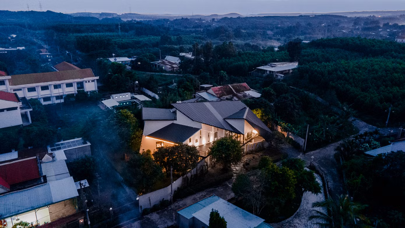 Trong văn hóa Việt Nam, giờ ăn là thời gian lý tưởng để cả gia đình quây quần bên nhau. Tuy nhiên, với công nghệ xây dựng cũ cũng như quan niệm tôn giáo, bếp và phòng ăn thường được bố trí ở phía sau nhà. Điều này vô tình tạo ra khoảng cách giữa các thành viên trong gia đình. Nắm bắt được điều này trong cách bố trí nhà truyền thống, ngôi nhà này đã lấy khu vực bếp và phòng ăn làm trung tâm. Trong văn hóa Việt Nam, giờ ăn là thời gian lý tưởng để cả gia đình quây quần bên nhau. Tuy nhiên, với công nghệ xây dựng cũ cũng như quan niệm tôn giáo, bếp và phòng ăn thường được bố trí ở phía sau nhà. Điều này vô tình tạo ra khoảng cách giữa các thành viên trong gia đình. Nắm bắt được điều này trong cách bố trí nhà truyền thống, ngôi nhà này đã lấy khu vực bếp và phòng ăn làm trung tâm.