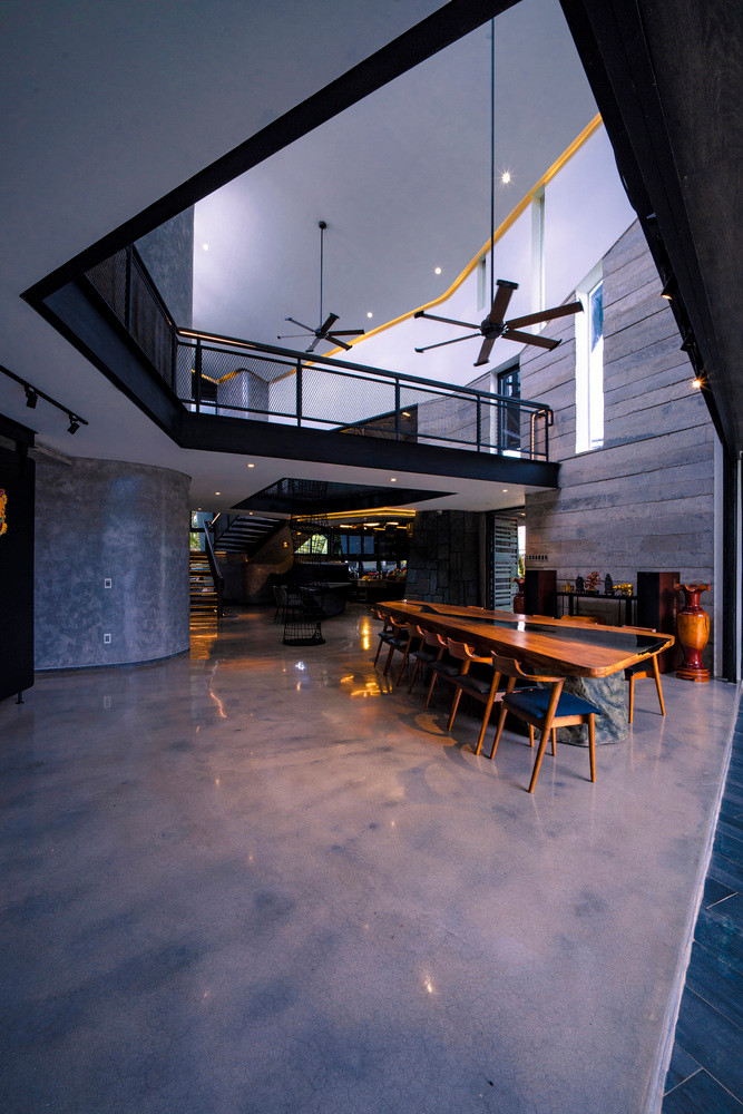 Từ phòng ngủ để di chuyển đến các khu vực khác, người ở cũng phải đi qua khu vực bếp. Điều này đã thổi luồng sinh khí mới vào bếp, từ đó làm cho những bữa ăn gia đình trở nên ngon miệng hơn.