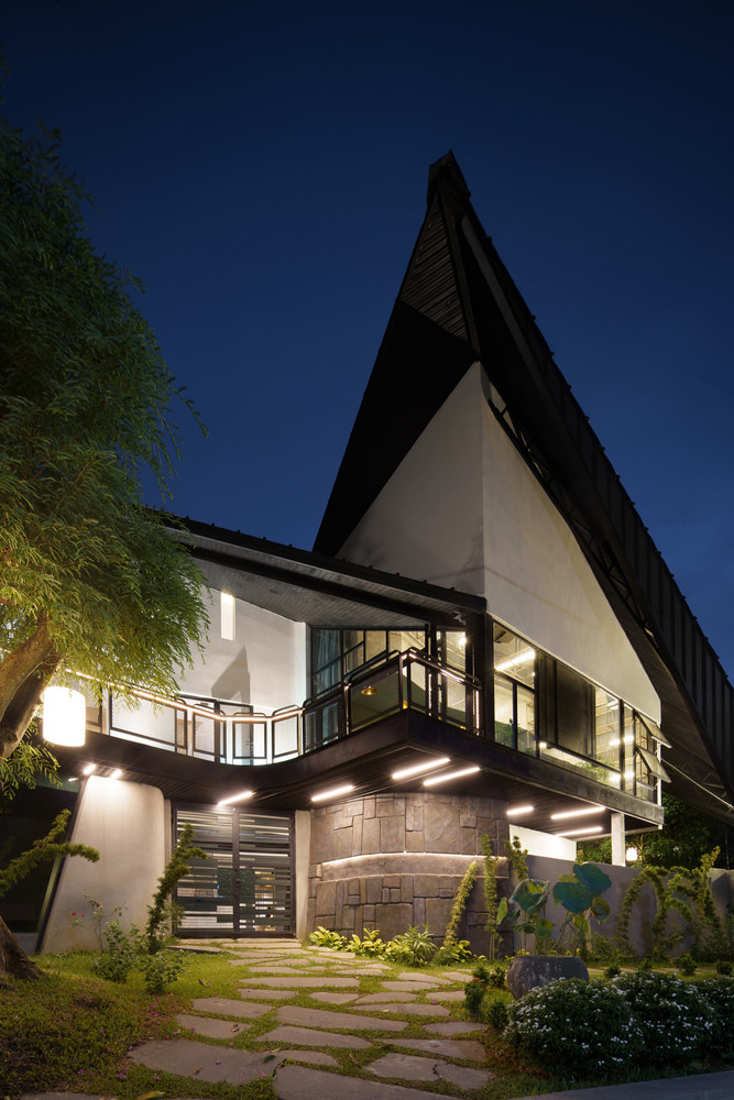 Không gian mát mẻ sẽ khiến giờ ăn trở nên vui vẻ hơn. Khi bà nội trợ nấu ăn, cũng như khi trẻ em tụ tập ở giếng trời thì sự gắn kết sẽ được hình thành trong gia đình nhỏ.