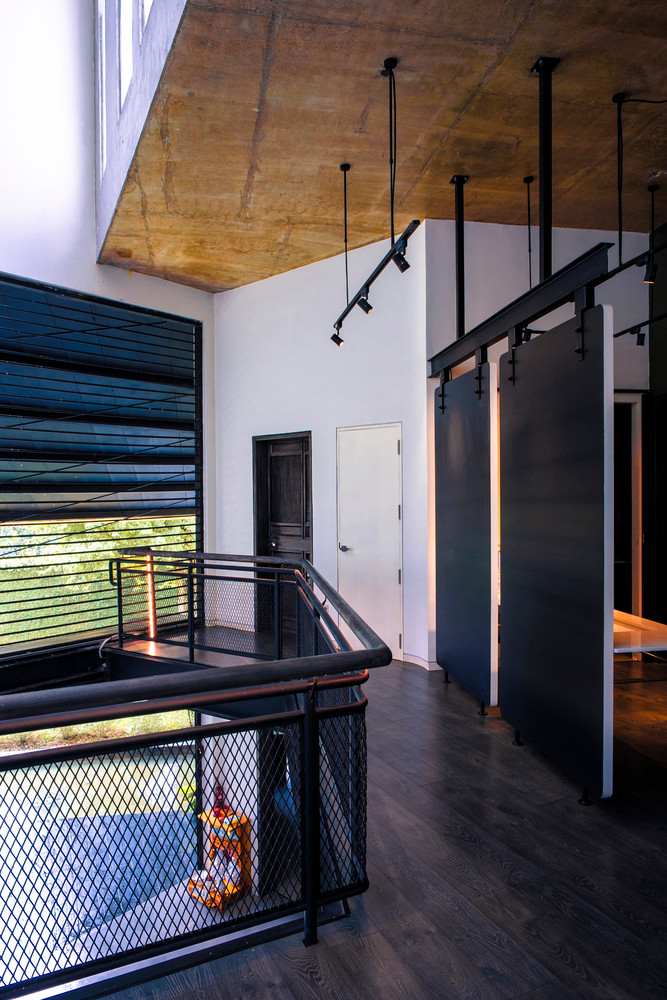 Không chỉ chú trọng vào mặt bằng bố trí, về mặt phân chia, bếp cũng được ưu tiên với độ cao và sử dụng quạt trần. Điều này giúp giải quyết khá tốt lượng nhiệt tỏa ra khi nấu ăn.