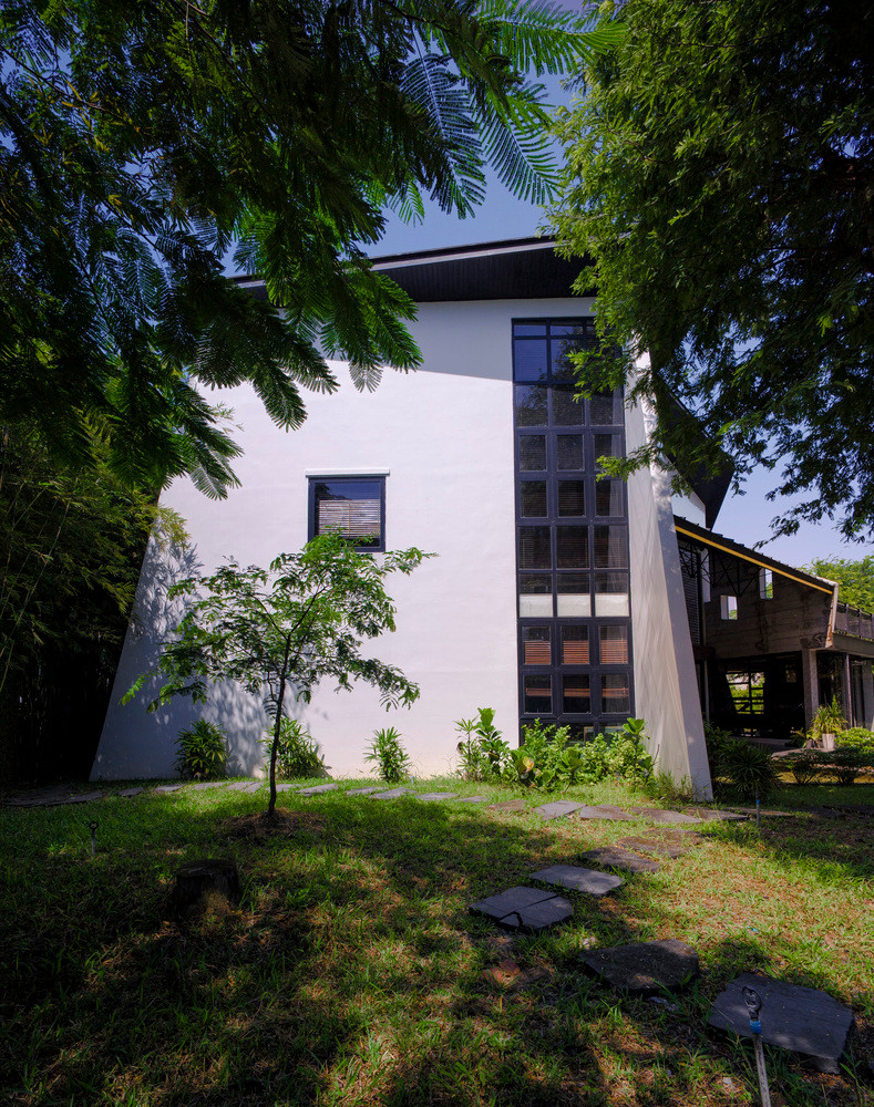 Sự kết hợp độc đáo của các không gian sử dụng chức năng tạo nên một hình dạng độc đáo và khác biệt, đáp ứng hoàn toàn nhu cầu của chủ nhà.