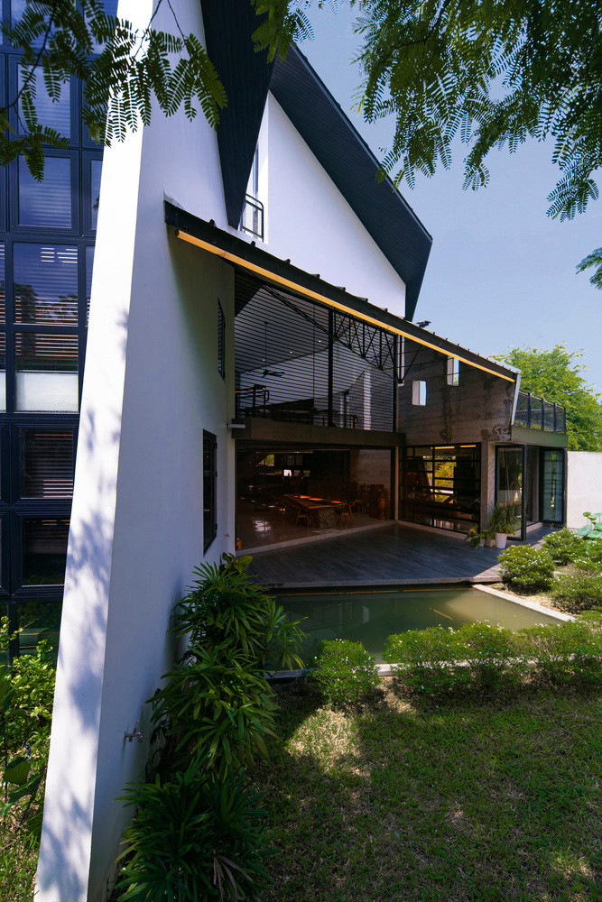 Không gian mát mẻ sẽ khiến giờ ăn trở nên vui vẻ hơn. Khi bà nội trợ nấu ăn, cũng như khi trẻ em tụ tập ở giếng trời thì sự gắn kết sẽ được hình thành trong gia đình nhỏ.