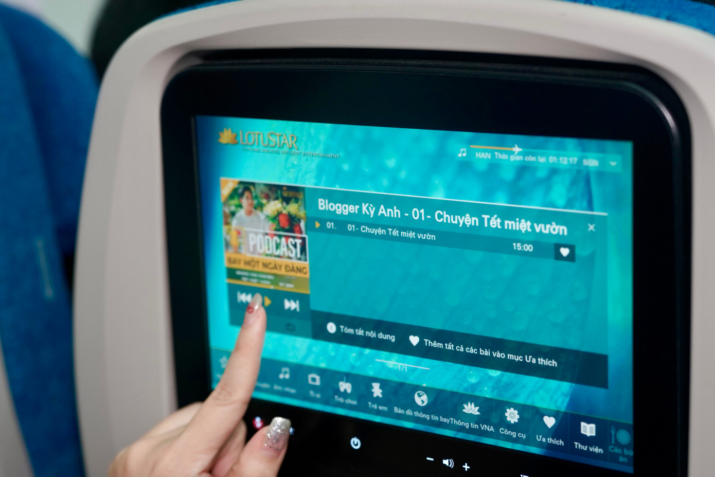 Theo Vietnam Airlines, ngay khi lên máy bay, hành khách sẽ bước vào một không gian Tết thu nhỏ. Các bản nhạc xuân, những thước phim ngắn phong tục tập quán ngày Tết cũng được bổ sung vào hệ thống giải trí, giúp hành khách cảm nhận rõ nét hơn không khí Tết. Ảnh: VNA.