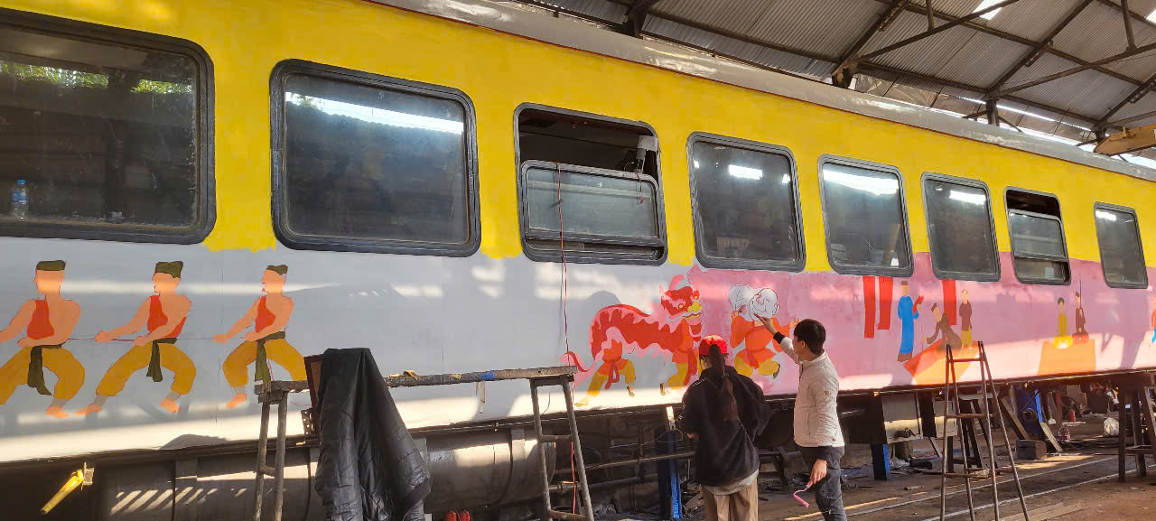 Hành khách có cơ hội được tham gia trại sáng tác “di động” trên tàu cùng các hoạ sĩ khắp 3 miền Bắc - Trung - Nam. Ảnh: VNR. Hành khách có cơ hội được tham gia trại sáng tác “di động” trên tàu cùng các hoạ sĩ khắp 3 miền Bắc - Trung - Nam. Ảnh: VNR.