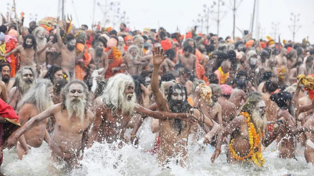 BBC cho biết, các vị Naga sadhu được nhiều người theo đạo Hindu tôn kính và những người này chỉ tắm trong các ngày 14/1, 29/1 và 3/2 của lễ hội. Ảnh: Ankit Srinivas. BBC cho biết, các vị Naga sadhu được nhiều người theo đạo Hindu tôn kính và những người này chỉ tắm trong các ngày 14/1, 29/1 và 3/2 của lễ hội. Ảnh: Ankit Srinivas.