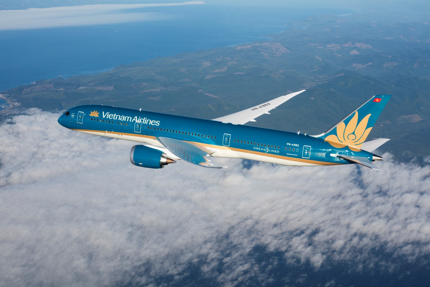 Từ 1/1/2025, tất cả chuyến bay của Vietnam Airlines khởi hành từ sân bay châu Âu đều sử dụng nhiên liệu SAF. Ảnh: VNA. Từ 1/1/2025, tất cả chuyến bay của Vietnam Airlines khởi hành từ sân bay châu Âu đều sử dụng nhiên liệu SAF. Ảnh: VNA.