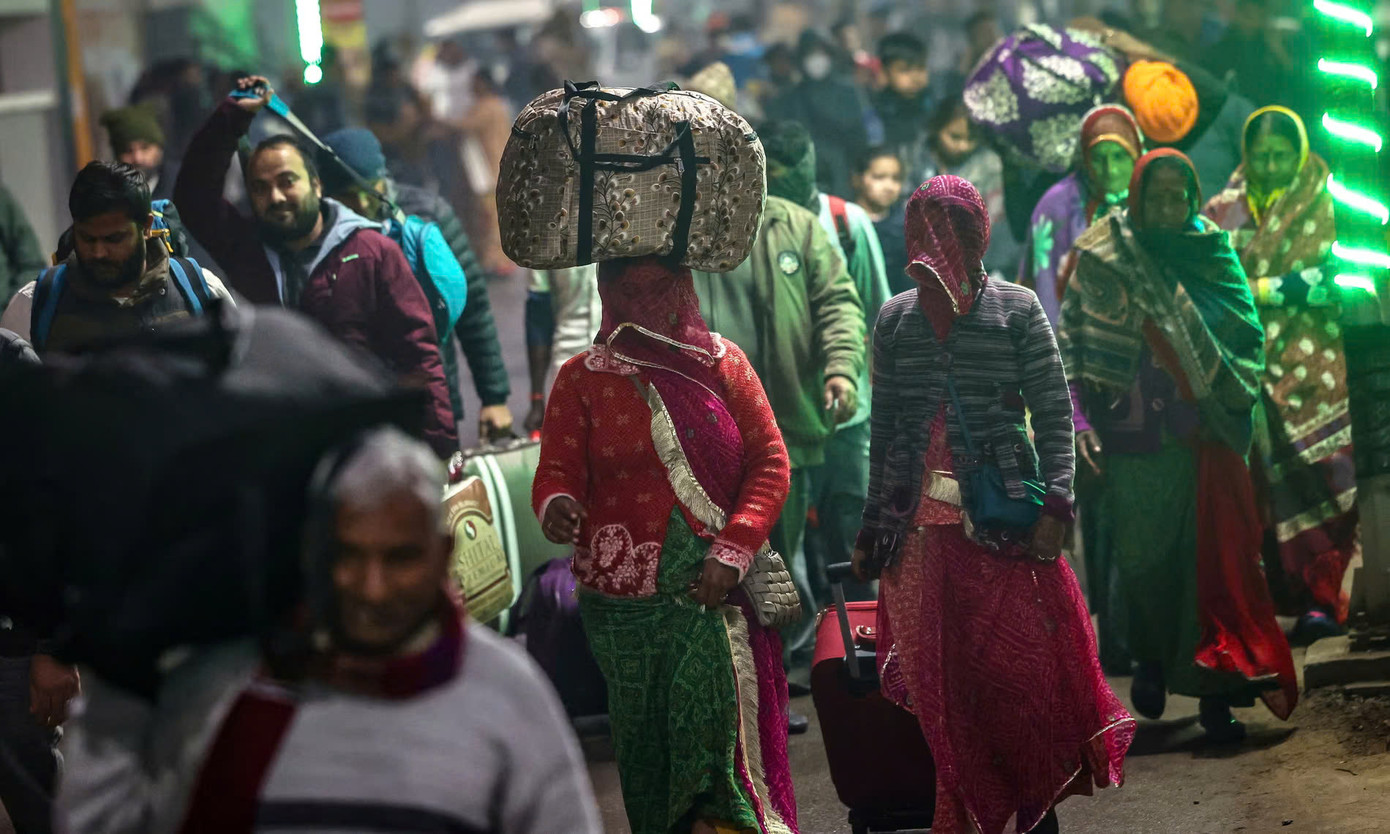 Những người hành hương đổ xô đi tàu hỏa để đến lễ hội Maha Kumbh Mela. Ảnh: Getty. Những người hành hương đổ xô đi tàu hỏa để đến lễ hội Maha Kumbh Mela. Ảnh: Getty.