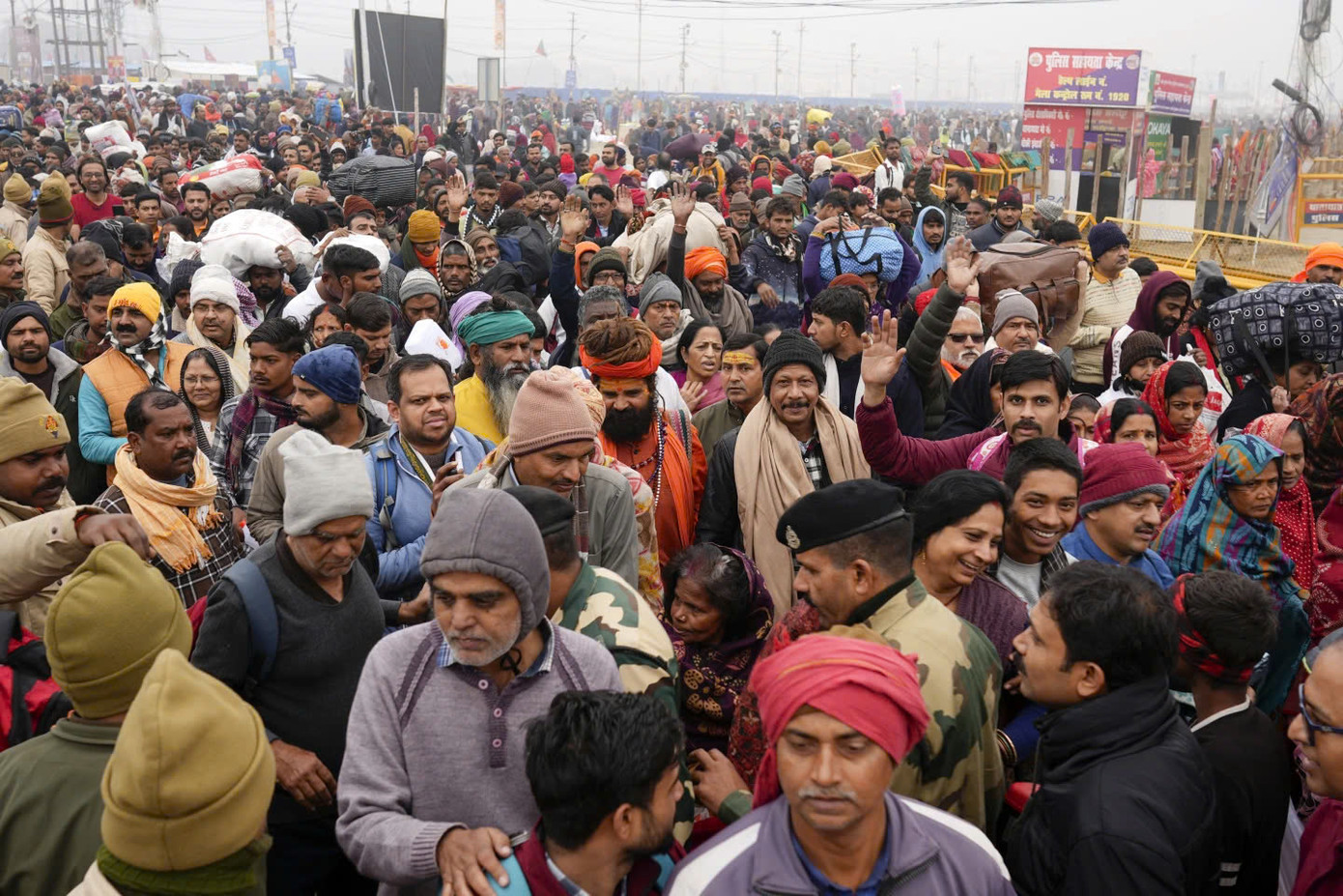 Có tới 40.000 cảnh sát túc trực để đảm bảo an ninh và quản lý đám đông, trong khi các camera giám sát được trang bị khả năng trí tuệ nhân tạo AI để giám sát, điều tiết đám đông. Ảnh: Reuters. Có tới 40.000 cảnh sát túc trực để đảm bảo an ninh và quản lý đám đông, trong khi các camera giám sát được trang bị khả năng trí tuệ nhân tạo AI để giám sát, điều tiết đám đông. Ảnh: Reuters.