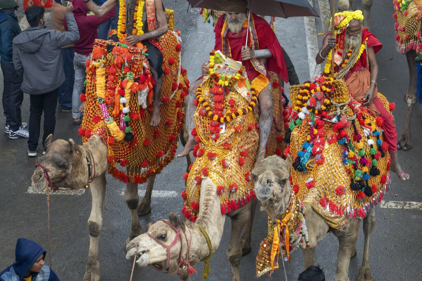 Các Naga Sadhus (người đàn ông theo đạo Hindu) phủ đầy tro trong Lễ hội Maha Kumbh Mela vào sáng 14/1. Ảnh: Getty. Các Naga Sadhus (người đàn ông theo đạo Hindu) phủ đầy tro trong Lễ hội Maha Kumbh Mela vào sáng 14/1. Ảnh: Getty.