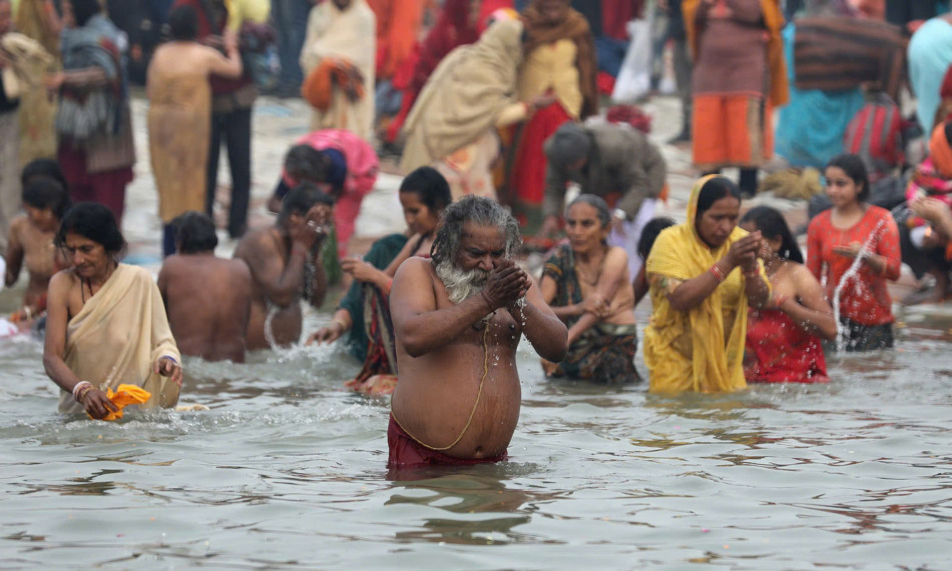 Một số người hành hương và du khách đầu tiên tắm thánh tại Triveni Sangam. Ảnh: EPA. Một số người hành hương và du khách đầu tiên tắm thánh tại Triveni Sangam. Ảnh: EPA.