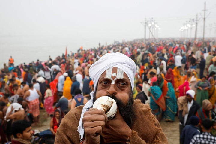 Đây là kỳ Maha Kumbh Mela đầu tiên sau 144 năm và là lễ hội tôn giáo lớn nhất trong lịch sử nhân loại. Ảnh: AP (trái) và Reuters (phải). Đây là kỳ Maha Kumbh Mela đầu tiên sau 144 năm và là lễ hội tôn giáo lớn nhất trong lịch sử nhân loại. Ảnh: AP (trái) và Reuters (phải).