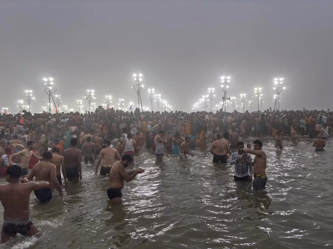 Đến đầu ngày 20/1, hàng triệu tín đồ vẫn tiếp tục đổ về lễ hội Maha Kumbh Mela 2025 để tắm tập thể. Bởi người Hindu tin rằng, tắm ở nơi hợp lưu sông thiêng sẽ tẩy sạch tội lỗi và giải thoát họ khỏi vòng luân hồi. Ảnh: AP.