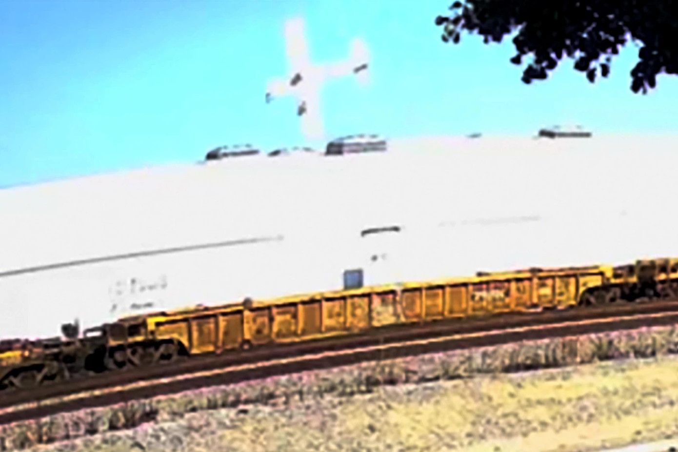 Cận cảnh hiện trường vụ tai nạn. Ảnh: AP.