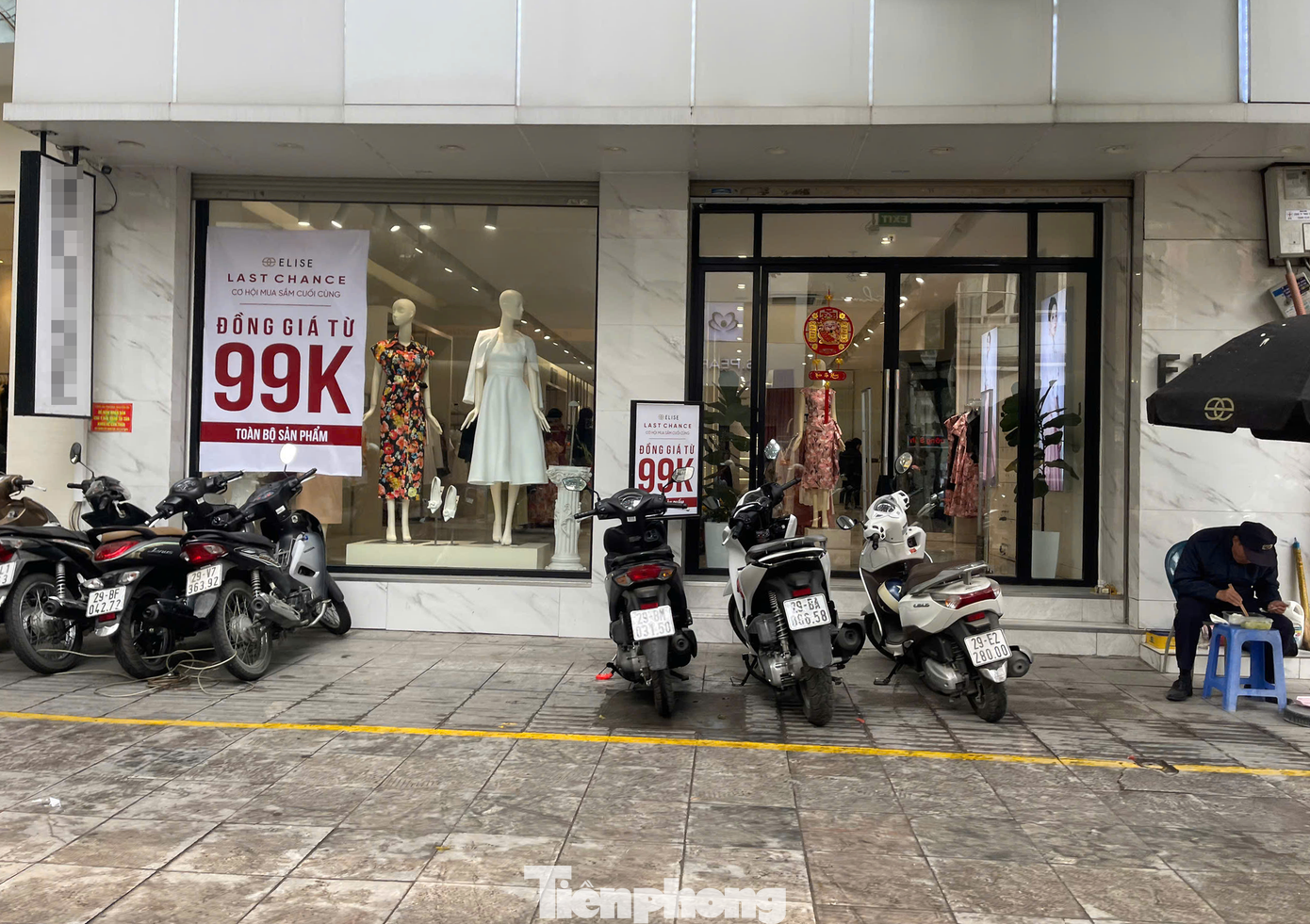 Theo nhiều chuyên gia, trên thực tế thời gian qua sức mua tại các TTTM cũng như cửa hàng tại Hà Nội nói riêng và cả nước nói chung đã sụt giảm, chứ không phải dịp áp Tết Nguyên đán. Một số nguyên nhân chủ yếu dẫn đến việc sức mua sụt giảm là do trong năm 2024 tình hình kinh tế khó khăn, ảnh hưởng của các cơn bão như Yagi, khan hiếm việc làm khiến thu nhập của nhiều người không được dồi dào như trước, nên chi tiêu có phần “thắt lưng buộc bụng” dịp Tết.