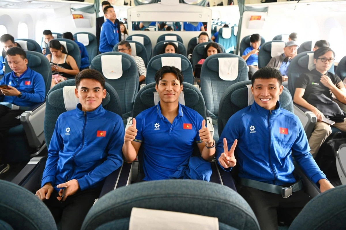 Máy bay Vietnam Airlines chở các cầu thủ từ Bangkok đến sân bay quốc tế Nội Bài (Hà Nội) và dự kiến hạ cánh lúc 14h30. Ảnh: VNA.