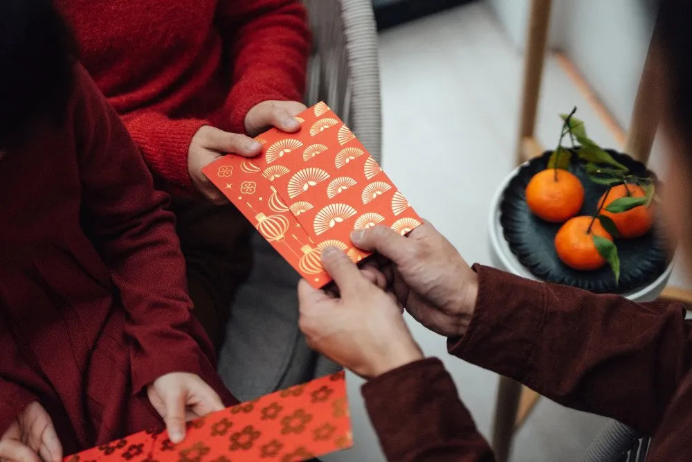 Người Singapore tặng "Hồng bao" ngày Tết. Ảnh: Getty. Người Singapore tặng "Hồng bao" ngày Tết. Ảnh: Getty.