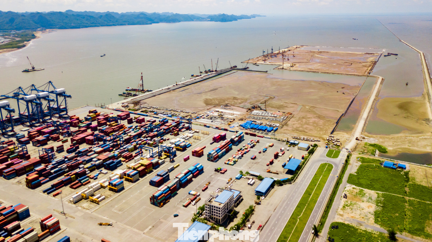 Toàn cảnh khu bến cảng Lạch Huyện tại Hải Phòng. Ảnh: Lộc Liên.