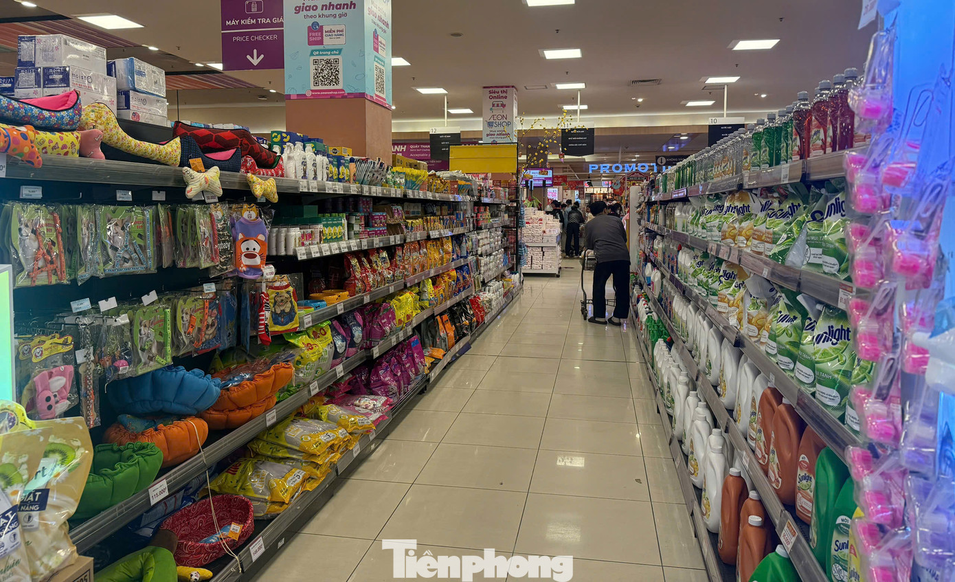 “Từ đầu tháng 1, số lượng khách tới mua sắm rất ít. Cửa hàng có nhiều chính sách giảm giá, bổ sung phân khúc hàng trung cấp, cao cấp hay mua hàng tặng quà nhưng cũng không cải thiện doanh thu. Không chỉ chúng tôi, lượng mua bán tại các quầy hàng trong trung tâm cũng đều giảm chung, ai ai cũng mòn mỏi đợi khách”, nhân viên cửa hàng chăn ga, gối đệm nói.