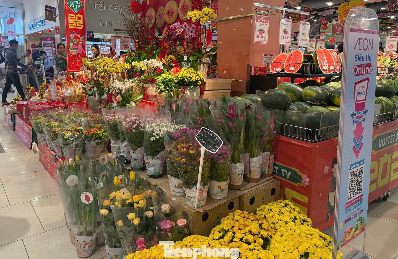 Báo cáo mới nhất của NielsenIQ Việt Nam chỉ ra, người tiêu dùng đang có tần suất mua sắm online cao gấp đôi so với năm 2023. Cụ thể, trung bình mỗi người mua hàng trực tuyến gần 4 lần mỗi tháng và dành ra hơn 8 giờ mỗi tuần để mua sắm online - cao gần gấp đôi so với tần suất đi siêu thị và TTTM. Do đó lượng khách đến TTTM mua sắm giảm là điều dễ hiểu.