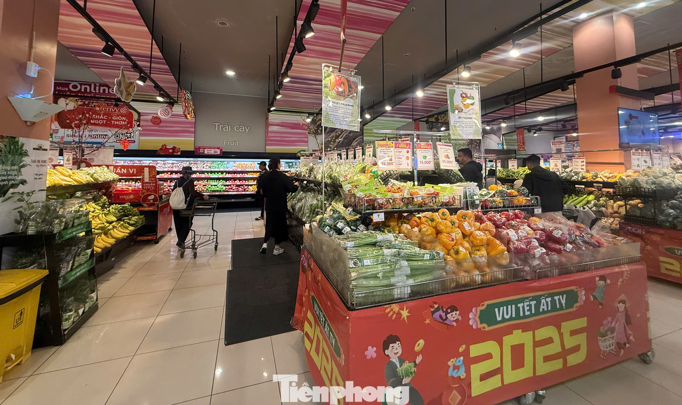 Theo nhiều chuyên gia, trên thực tế thời gian qua sức mua tại các TTTM cũng như cửa hàng tại Hà Nội nói riêng và cả nước nói chung đã sụt giảm, chứ không phải dịp áp Tết Nguyên đán. Một số nguyên nhân chủ yếu dẫn đến việc sức mua sụt giảm là do trong năm 2024 tình hình kinh tế khó khăn, ảnh hưởng của các cơn bão như Yagi, khan hiếm việc làm khiến thu nhập của nhiều người không được dồi dào như trước, nên chi tiêu có phần “thắt lưng buộc bụng” dịp Tết.