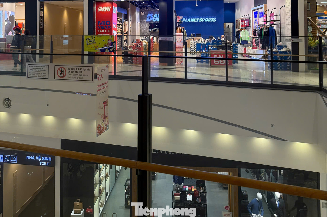 Ghi nhận tại một trung tâm thương mại (TTTM) ở Hà Nội lúc 16h30 ngày 25/1 (tức 25 tháng Chạp), lượng khách ra vào TTTM chỉ đếm trên đầu ngón tay.