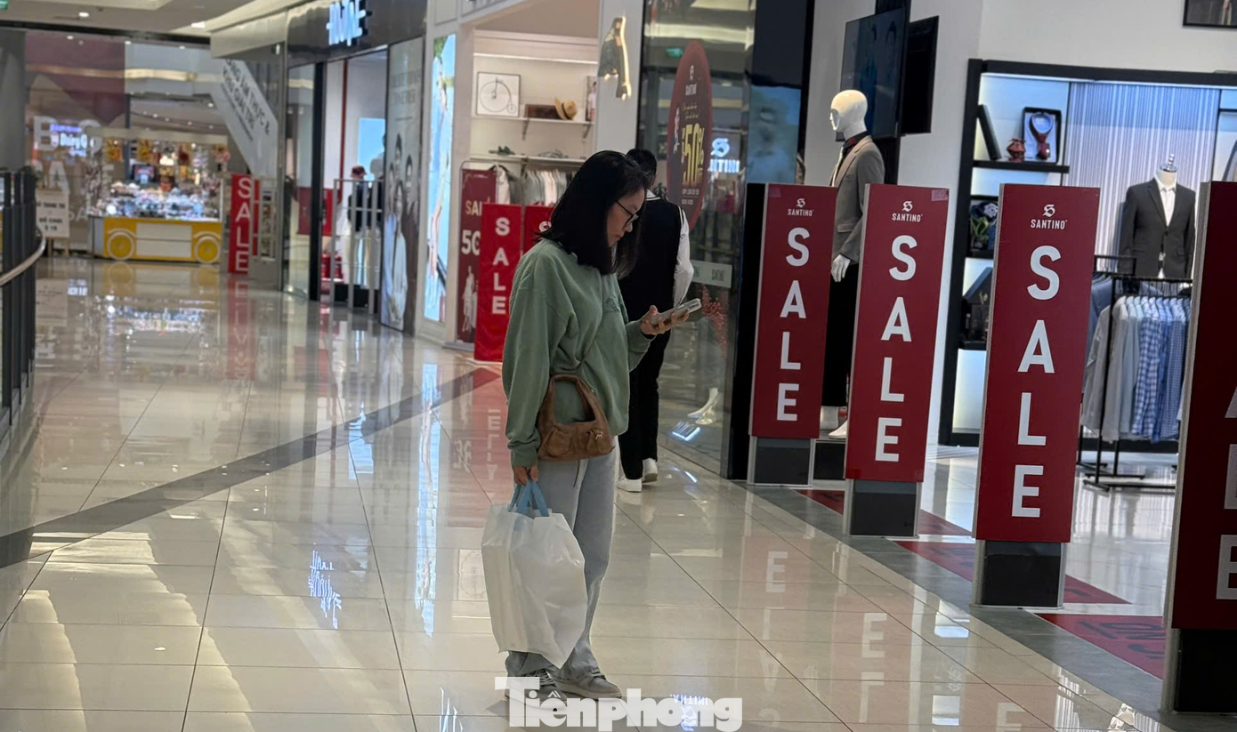 Số khách ít ỏi TTTM hầu như không ghé các quầy hàng bán đồ xa xỉ như đồng hồ, nước hoa, túi xách… một số quầy hàng treo biển giảm giá 50 - 70% có vài ghé khách ghé thăm nhưng lại rời đi ngay.