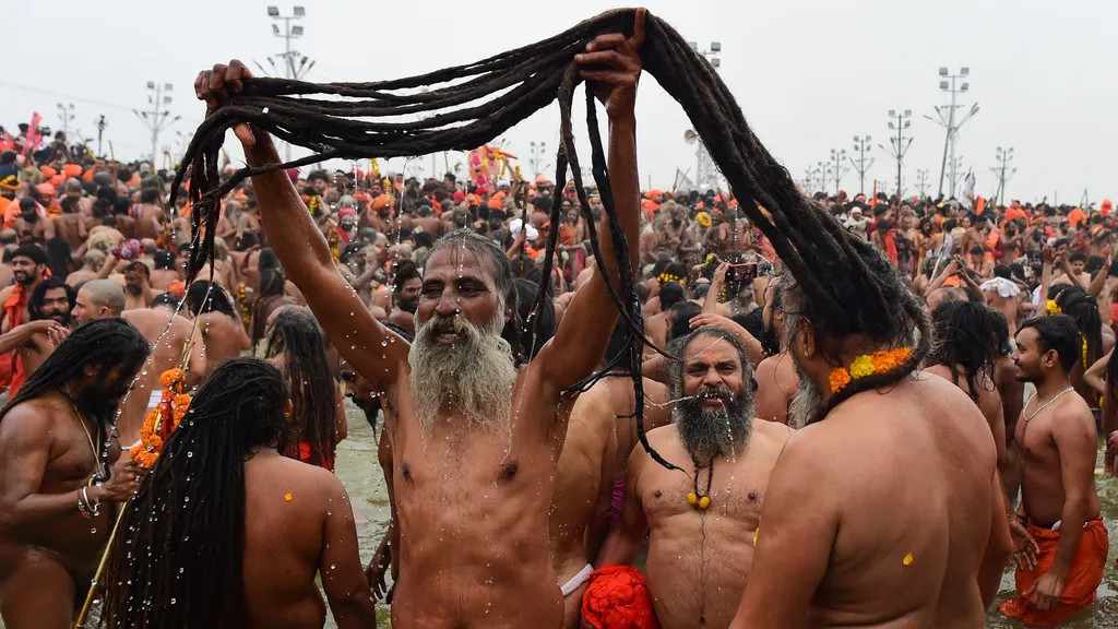 Được biết, lễ hội Maha Kumbh Mela lần này kéo dài 45 ngày (bắt đầu từ ngày 13/1) ước tính hút tới 450 triệu người. Hiện tại, du khách và các tín đồ Hindu sẽ tiếp tục đổ về thành phố Prayagraj để tắm tại nơi hợp lưu của sông Hằng, sông Yamuna và con sông huyền thoại Saraswati. Ảnh: AP Được biết, lễ hội Maha Kumbh Mela lần này kéo dài 45 ngày (bắt đầu từ ngày 13/1) ước tính hút tới 450 triệu người. Hiện tại, du khách và các tín đồ Hindu sẽ tiếp tục đổ về thành phố Prayagraj để tắm tại nơi hợp lưu của sông Hằng, sông Yamuna và con sông huyền thoại Saraswati. Ảnh: AP