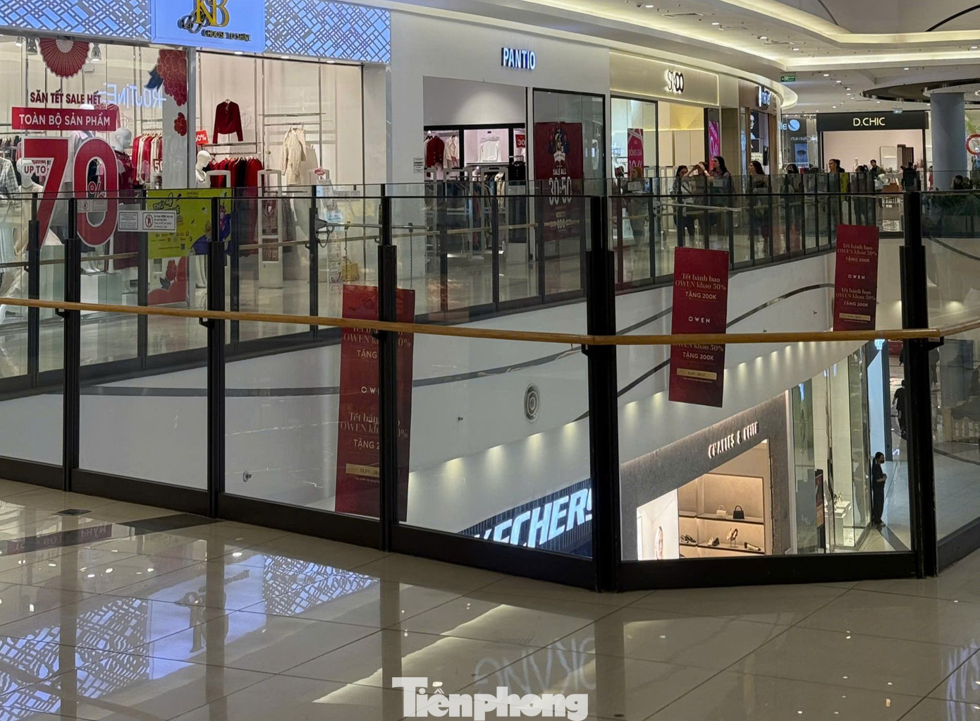 Chia sẻ với PV Tiền Phong, chị Hạnh Ngân (nhân viên quầy hàng mỹ phẩm tại TTTM) cho biết, chưa năm nào quầy hàng của chị lại “ế khách” như dịp Tết Nguyên đán năm nay, trong cả ngày 24/1, chỉ có 3 khách ghé xem mỹ phẩm tại quầy nhưng không mua.