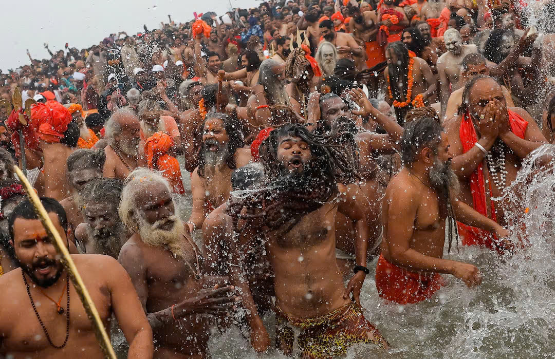 Theo Reuters, các nhà khổ hạnh của đạo Hindu (Naga sadhu) đã khỏa thân, bôi tro thánh trước khi lao xuống dòng nước lạnh “cắt da cắt thịt” trong lễ "Tắm hoàng gia" tại lễ hội Maha Kumbh Mela, để được xá tội. Ảnh: AP. Theo Reuters, các nhà khổ hạnh của đạo Hindu (Naga sadhu) đã khỏa thân, bôi tro thánh trước khi lao xuống dòng nước lạnh “cắt da cắt thịt” trong lễ "Tắm hoàng gia" tại lễ hội Maha Kumbh Mela, để được xá tội. Ảnh: AP.