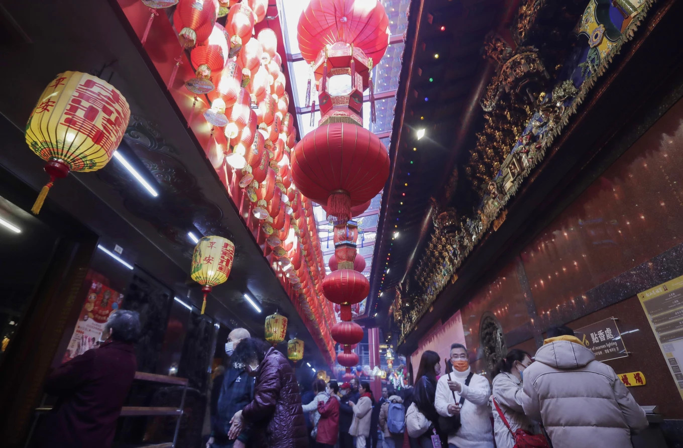 Người dân đến cầu nguyện tại một ngôi chùa vào những ngày đầu của Tết Nguyên đán tại Đài Bắc, Đài Loan - Trung Quốc. Ảnh AP.