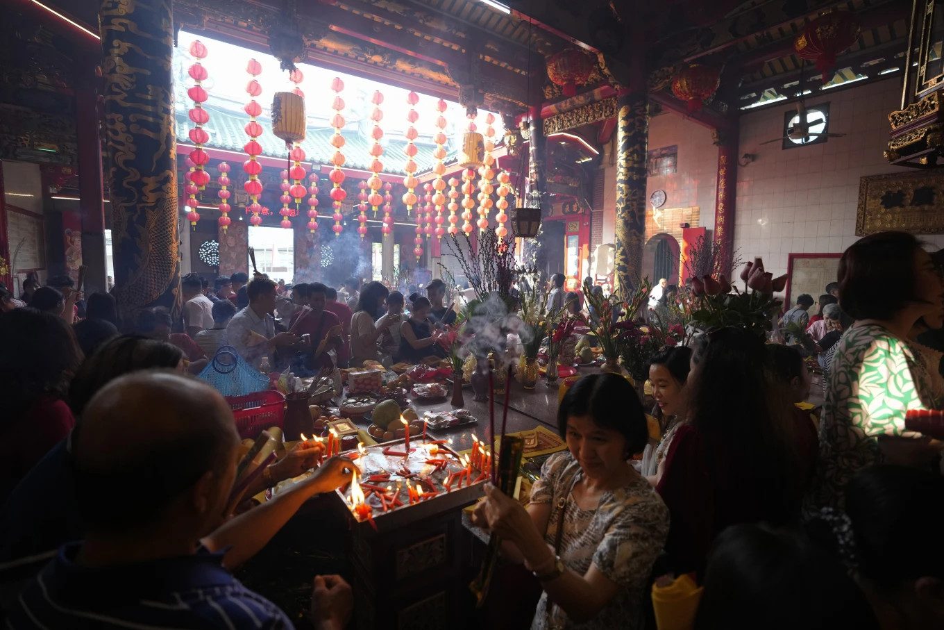 Người Trung Quốc đến thăm một ngôi chùa trong lễ mừng Tết Nguyên đán tại khu phố Tàu ở Yangon - Myanmar. Ảnh AP.