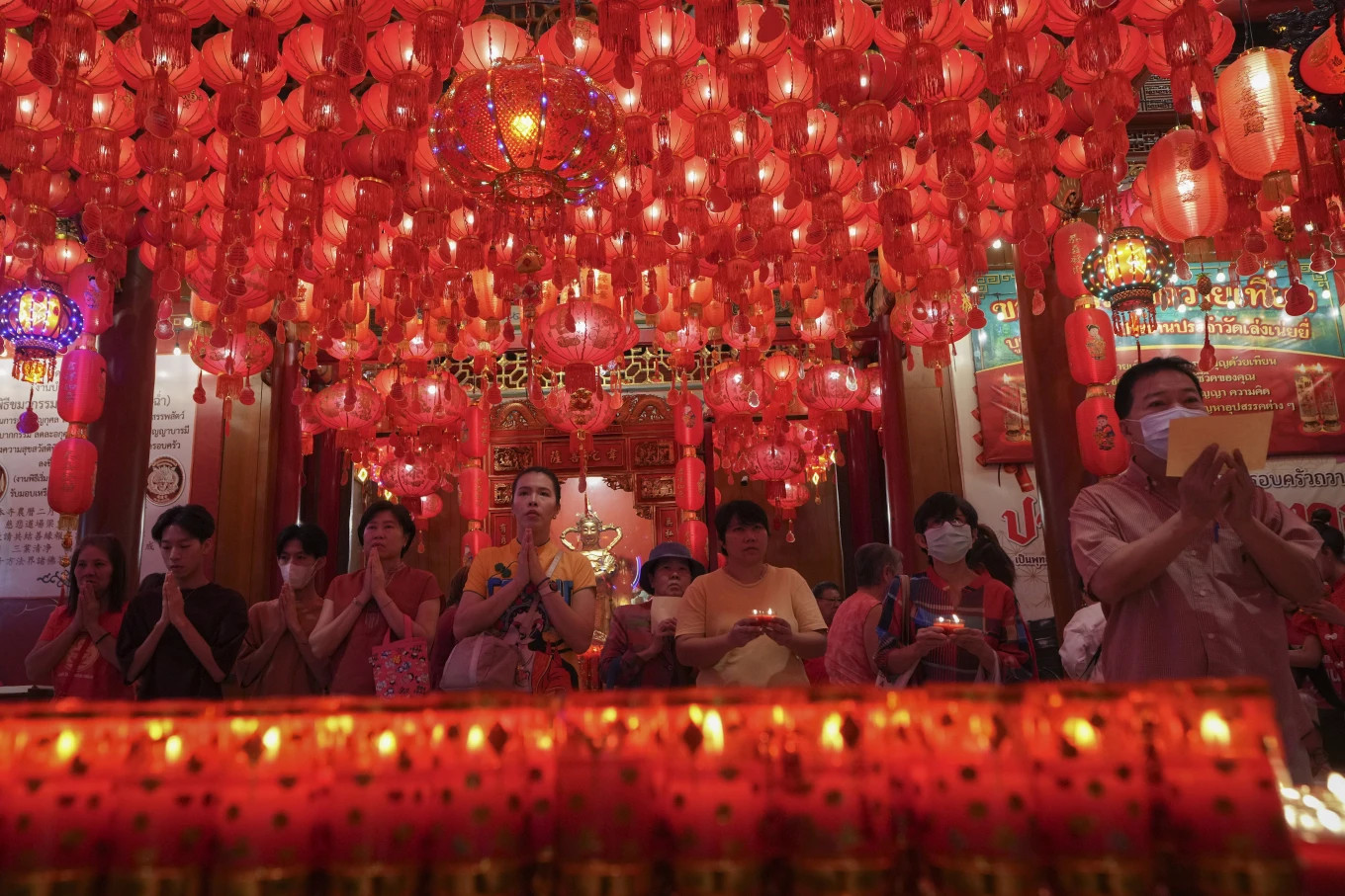 Được biết, những lời cầu nguyện năm mới thường bắt đầu từ đêm giao thừa ở Hong Kong - Trung Quốc, nơi mọi người thường xếp hàng tại một ngôi đền Đạo giáo để cố gắng trở thành người đầu tiên đặt nén hương lên lư hương lúc 23h. Bởi người ta tin rằng những người đến sớm nhất để dâng hương và cầu nguyện sẽ có nhiều cơ hội được các vị thần đáp lại nhất. Ảnh: AP.