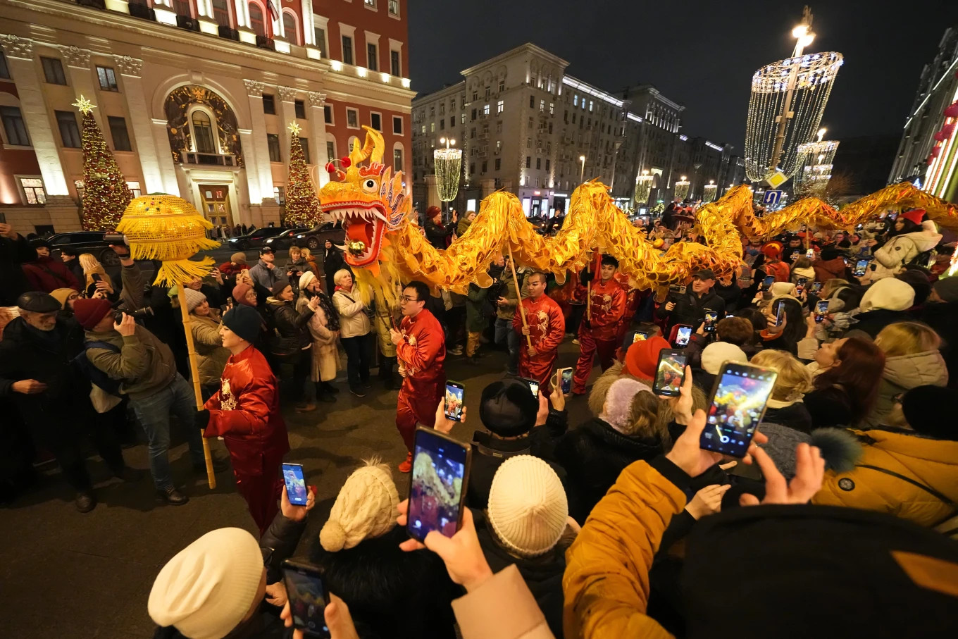 Các vũ công múa rồng biểu diễn trong lễ mừng Tết Nguyên đán ở Moscow - Nga. Ảnh: AP.