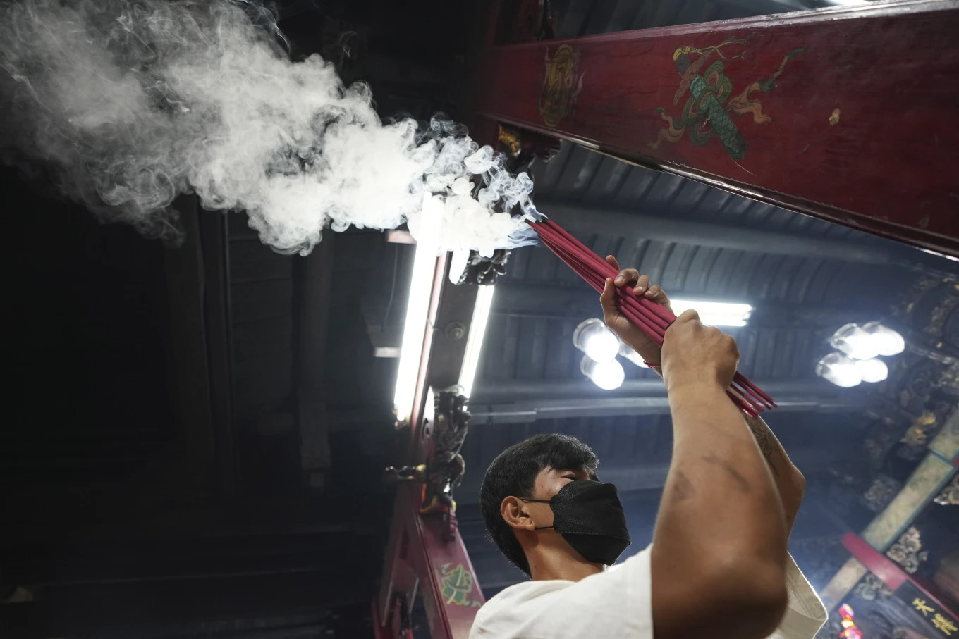 Một người Thái gốc Hoa cầu nguyện tại đền Hổ để chào đón Tết Nguyên đán ở Bangkok - Thái Lan. Ảnh AP.
