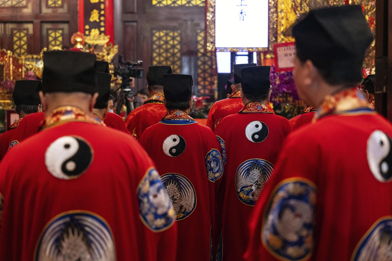 Các đạo sĩ thực hiện nghi lễ cúng tế ở đền Huỳnh Đại Tiên chào đón Tết Nguyên đán Ất Tỵ 2025. Ảnh: AP.
