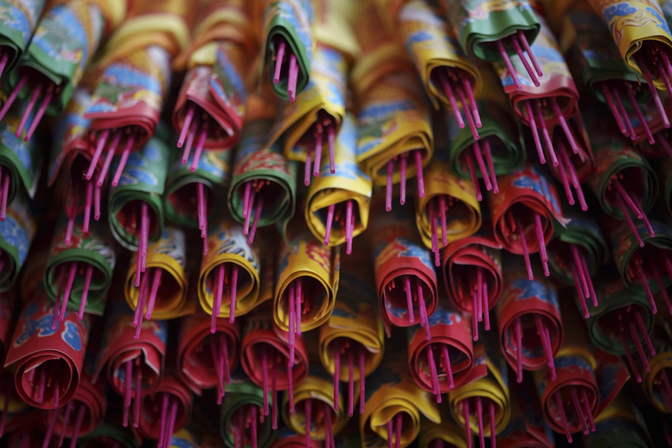 Những chiếc gậy cầu nguyện được sử dụng trong dịp Tết Nguyên đán ở đền Guandi tại Kuala Lumpur - Malaysia. Ảnh AP.