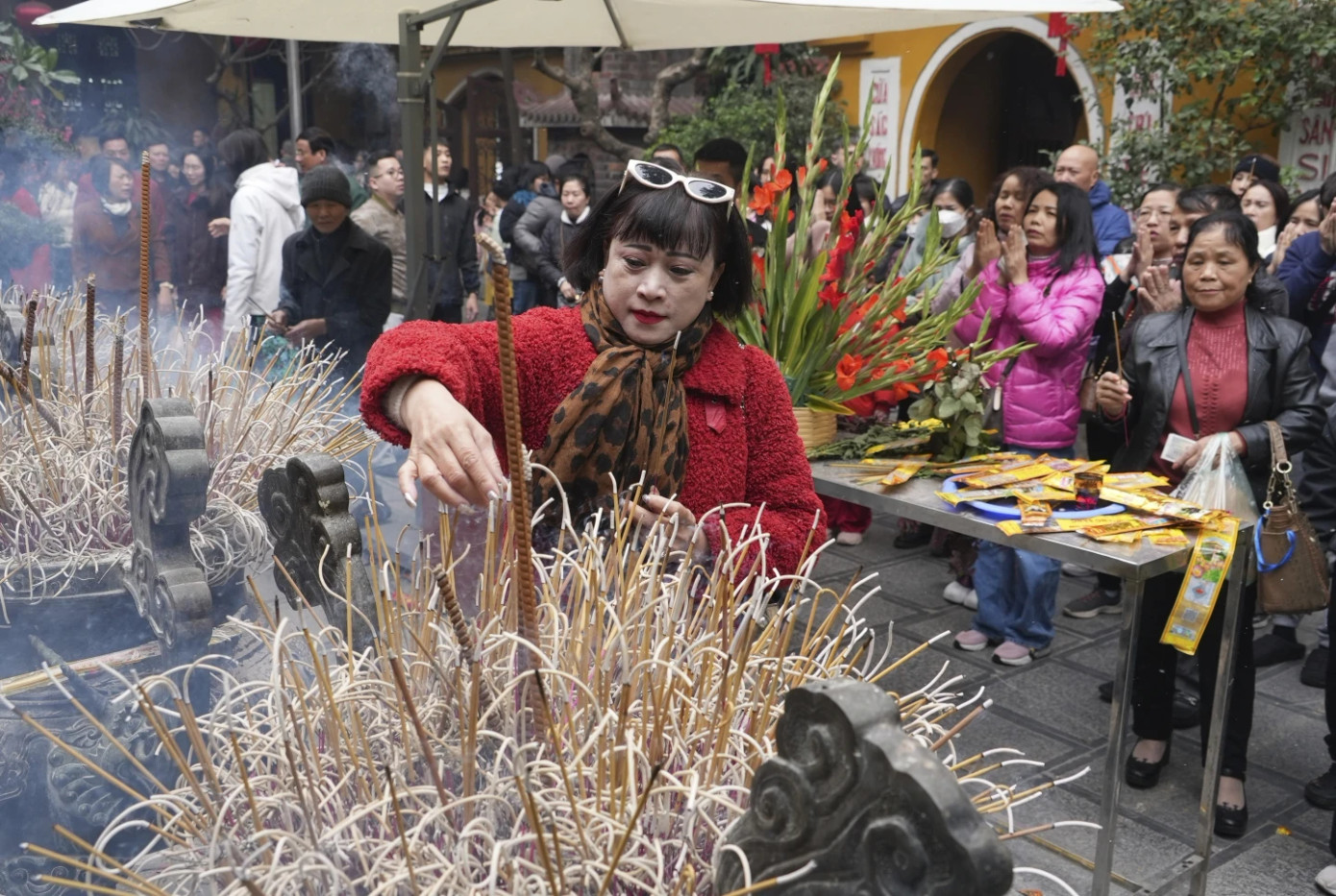 Người dân cầu nguyện vào mùng 1 Tết Nguyên đán tại chùa Quán Sứ ở Hà Nội, Việt Nam. Ảnh: AP.