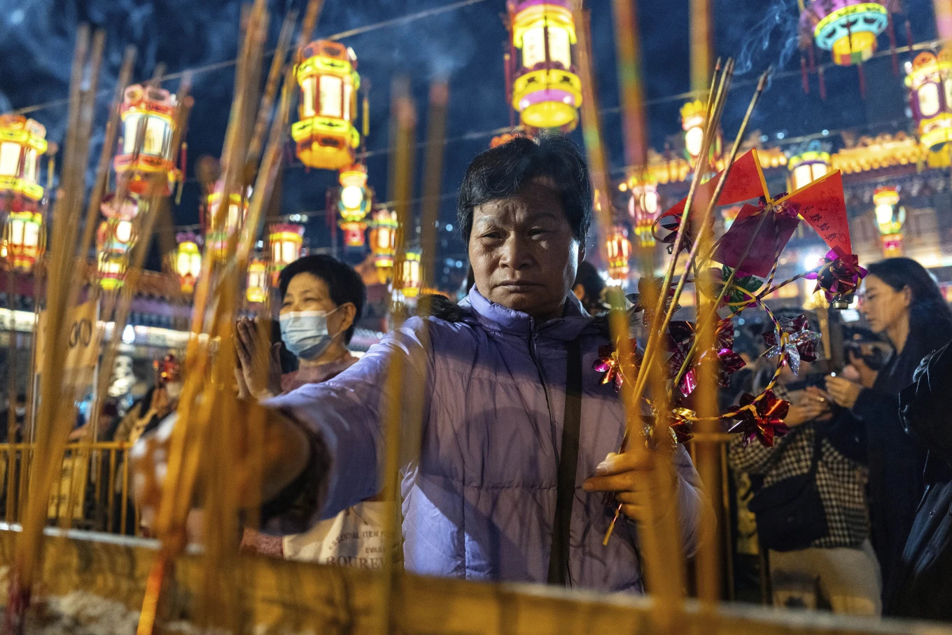Theo AP, khi đi chùa hầu hết người châu Á sẽ mua hương. Sau đó, họ thắp hương và đưa hương lên trên đầu rồi lâm râm khấn vái. Sau đó, họ cắm những que hương vào lư hương. Ảnh: AP.