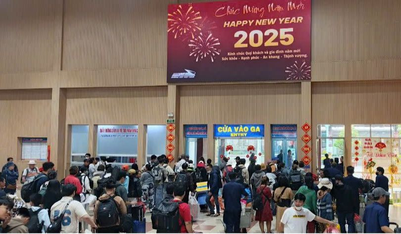 Hành khách cần có mặt ở ga trước giờ tàu chạy khoảng 30 phút tránh nhỡ tàu, nhầm tàu. Ảnh: VNR.