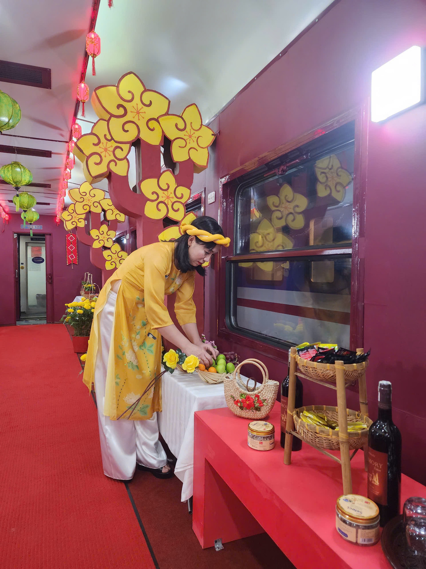 Tính đến ngày 28/1, số vé đã bán 434.205 vé, doanh thu đạt 361 tỷ đồng, đạt 88% về sản lượng hành khách, 79% về doanh thu so với Tết 2024; hành khách mua vé tàu online chiếm 58% tổng số vé bán.