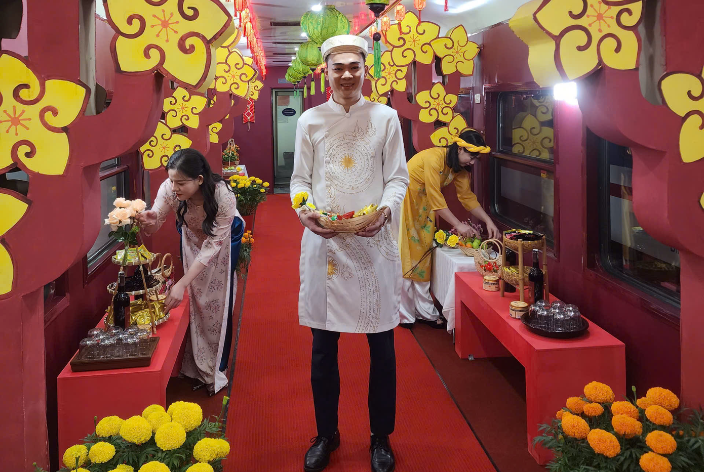 Được biết, ngành Đường sắt đã tổ chức bán vé từ ngày 1/10/2024, sớm hơn so với Tết năm 2024 và không bán ghế phụ hoặc ghế chuyển đổi trên các chuyến tàu.