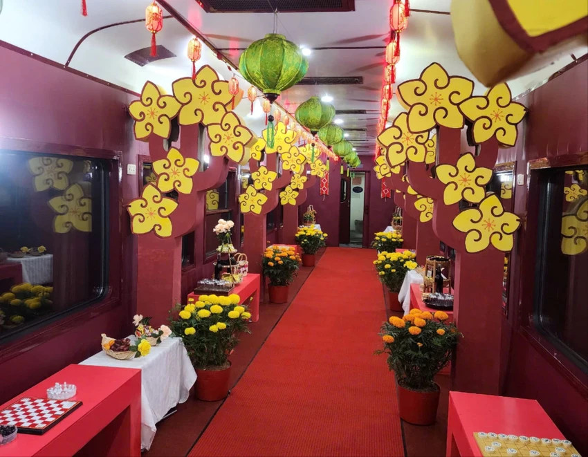 Trên 2 đoàn tàu này, ngành đường sắt Việt Nam bố trí 2 toa xe cộng đồng được thiết kế riêng, độc đáo với bên ngoài được vẽ những tác phẩm hội hoạ liên quan các hoạt động văn hoá dân gian ngày Tết như chợ hoa, viết thư pháp… Hai toa xe cộng đồng này cũng là nơi diễn ra các hoạt động sinh hoạt văn hóa cộng đồng trong suốt hành trình.