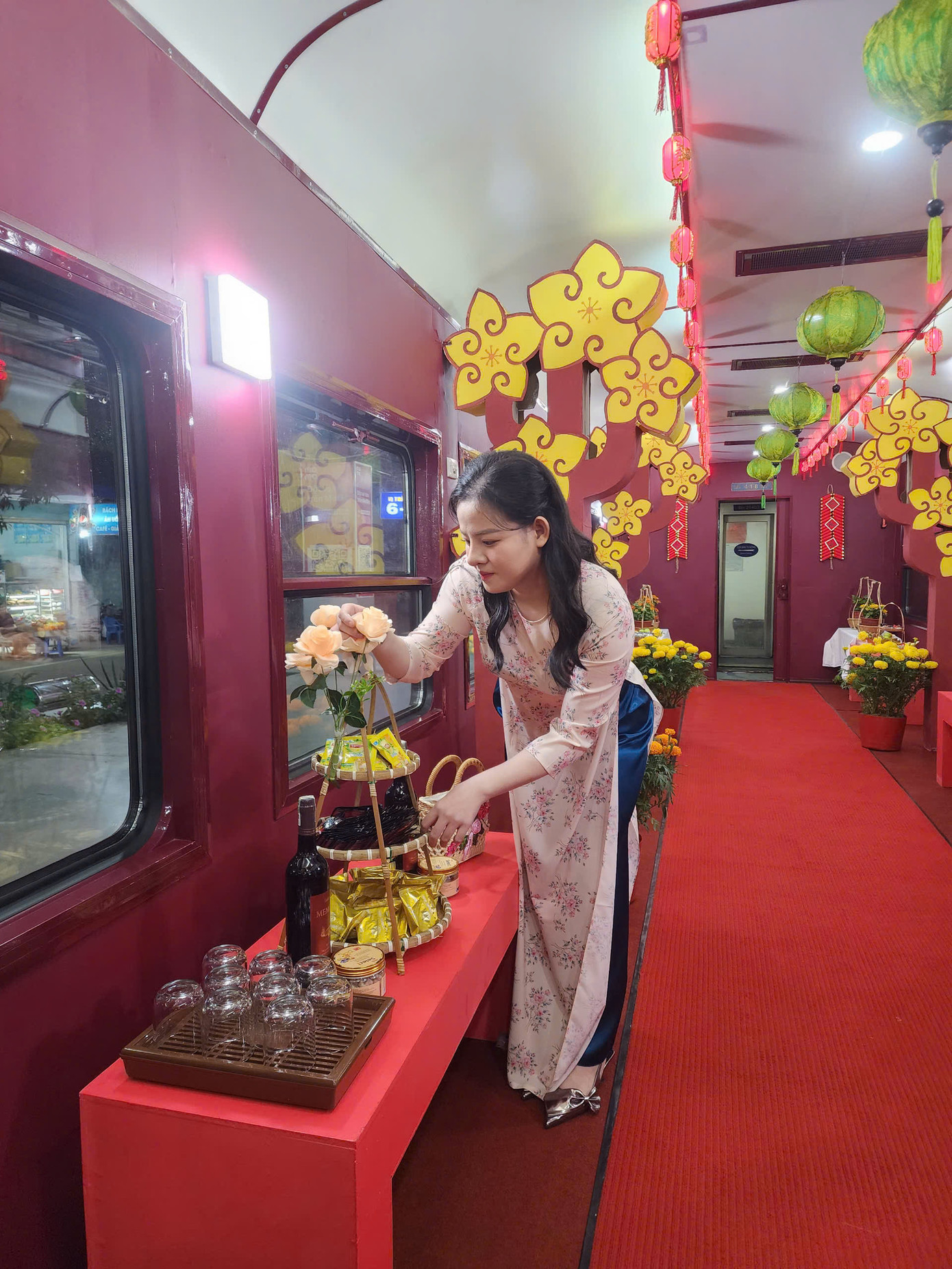 Tính đến ngày 28/1, số vé đã bán 434.205 vé, doanh thu đạt 361 tỷ đồng, đạt 88% về sản lượng hành khách, 79% về doanh thu so với Tết 2024; hành khách mua vé tàu online chiếm 58% tổng số vé bán.