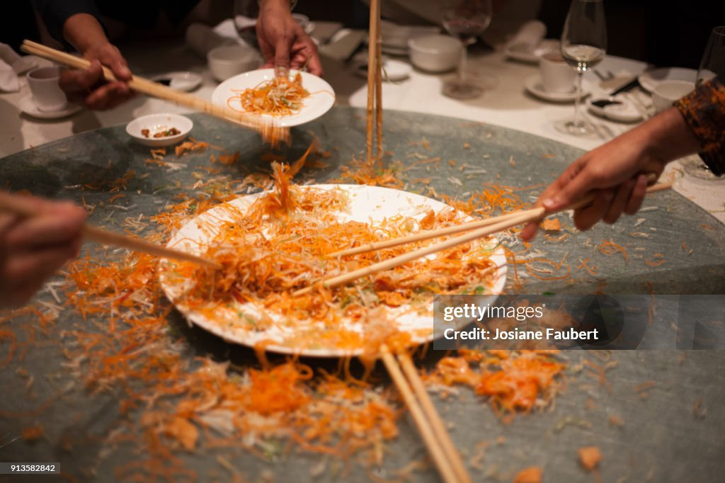 Khi món gỏi Phát tài càng lộn xộn, vương vãi ra bên ngoài bao nhiêu thì may mắn, hạnh phúc càng đến nhiều với người được thưởng thức bấy nhiêu. Ảnh: Getty Khi món gỏi Phát tài càng lộn xộn, vương vãi ra bên ngoài bao nhiêu thì may mắn, hạnh phúc càng đến nhiều với người được thưởng thức bấy nhiêu. Ảnh: Getty