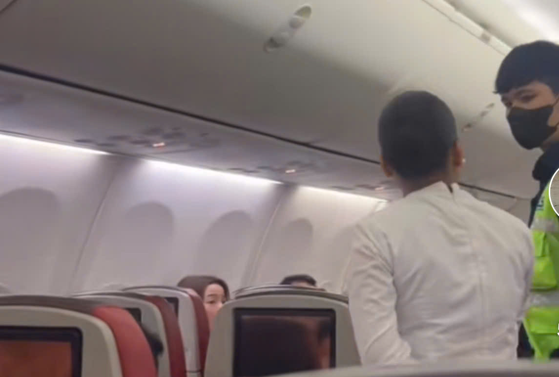 Nữ hành khách bị cảnh sát mời khỏi chuyến bay vì thái độ bất hợp tác với tiếp viên hàng không. Ảnh: Chụp màn hình.