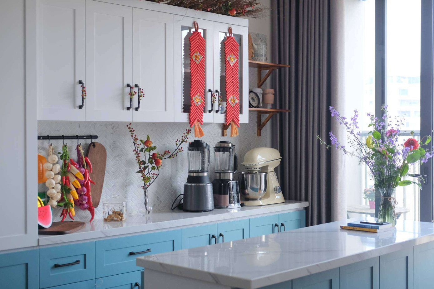 Gia chủ nên lưu ý không treo các vật dụng sắc nhọn trên tường như dao, kéo, bào lộ ra ngoài...trong bếp. Ảnh minh họa: Internet