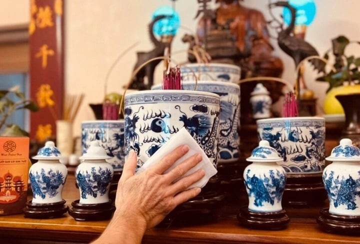 Trước khi khi dọn bàn thờ cần thắp hương xin phép. Sau đó, dùng nước ấm hoặc rượu trắng tinh khiết, khăn mới, chổi sạch để lau dọn. Ảnh minh họa: Internet