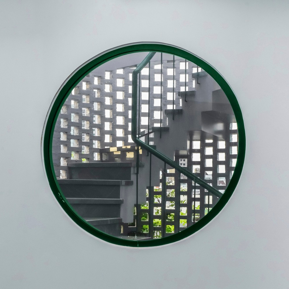 Nội thất sử dụng các vật liệu như gỗ, gạch và đá với bảng màu sáng, hướng đến cảm giác hiện đại, thoáng mát phản ánh lối sống của gia đình trẻ trong khi hòa hợp hài hòa với môi trường xung quanh.