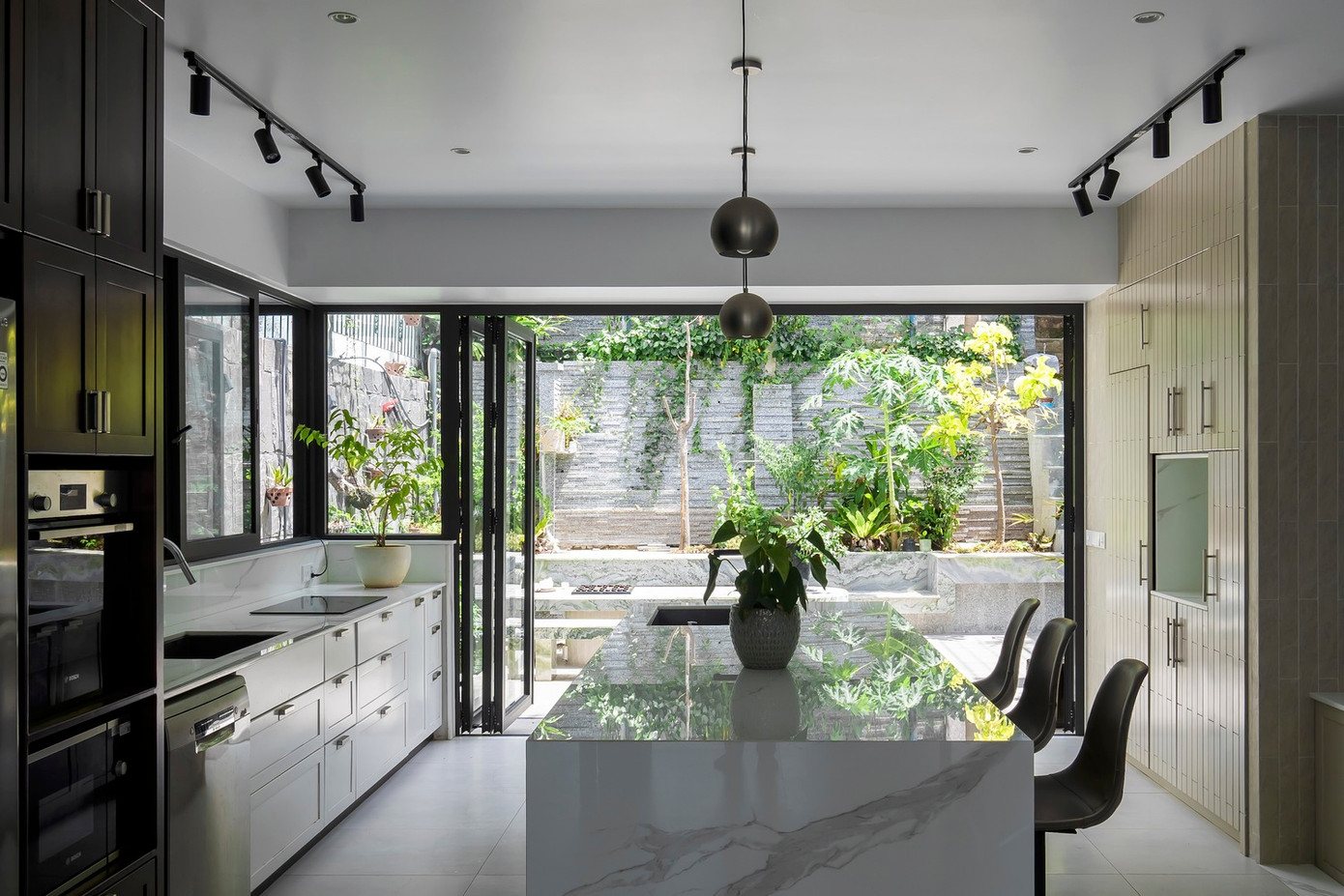 Thiết kế này độc đáo không chỉ ở trải nghiệm thị giác mà còn ở việc tận dụng tối đa các lợi thế tự nhiên mà địa điểm mang lại.